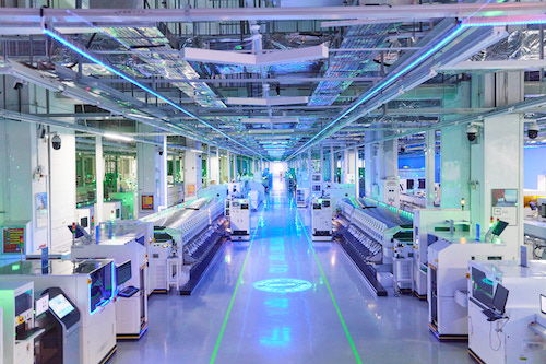 實探富士康鄭州工廠 機(jī)械臂與年輕工人共舞的生產(chǎn)線變革